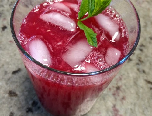 Limonada de jengibre, menta y moras